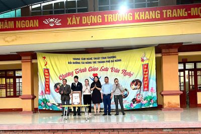 Trường THCS thị trấn Vĩnh Trụ giao lưu Văn nghệ ủng hộ học