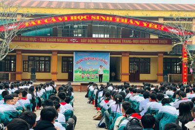 Giao lưu văn nghệ với học viên khuyết tật