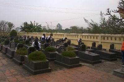 Học sinh lao động dọn dẹp nghĩa trang Liệt lỹ.