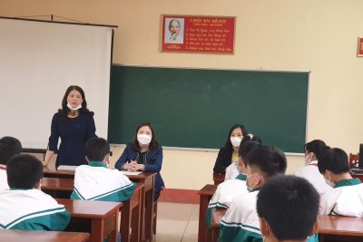 Trường THCS thị trấn Vĩnh Trụ tặng quà cho học sinh có hoàn