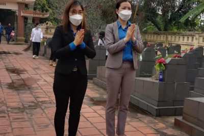 Học sinh lao động dọn dẹp nghĩa trang Liệt lỹ